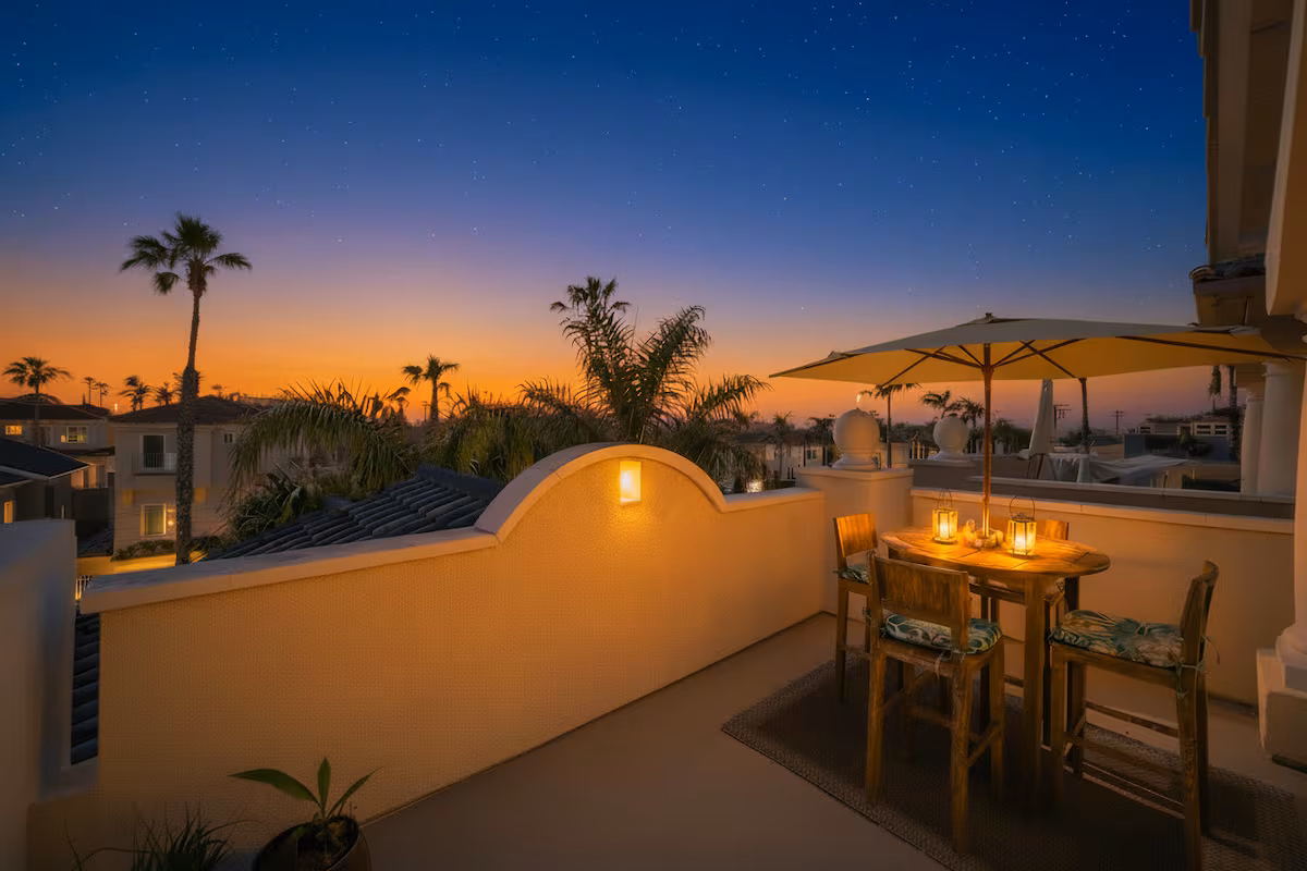 *NEW Modern Coastal Stay w/ Rooftop + Beach Gear